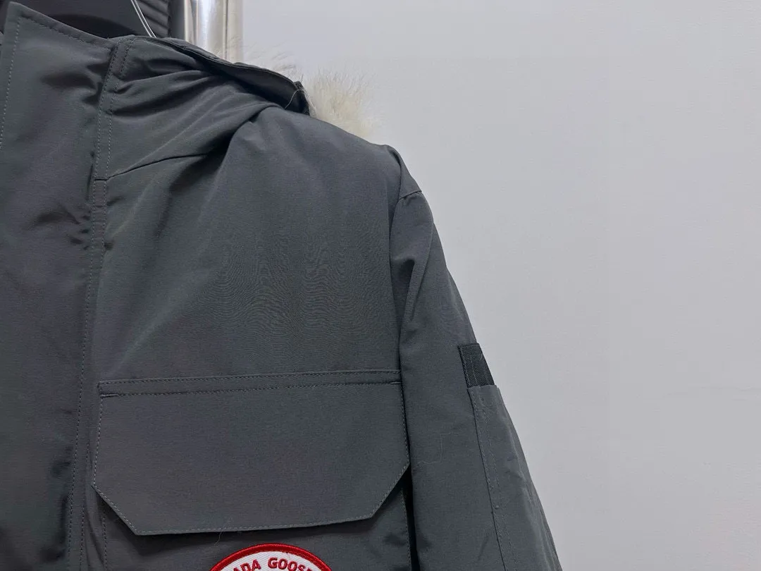 P780 Top Purchasing Version (Wolf Hair Optional) 🇨🇦CANADA GOOES 24 new models 08 models/couple models Factory direct supply: supplying global purchasing agents, micro-business, entities, Tmall, high-end stalls and studio cooperation, free shipping! Canada Goose Expedition Parka 2008 is the same style for men and women. It is mid-length and the most timeless classic. All Arctic and Antarctic scientific expedition teams choose Canada Goose as their cold-proof equipment. It is the Rolls-Royce of down jackets. ➖ Industry-leading anti-counterfeiting chip sensing. ➖ Imported Behringer embroidery machines and customized embroidery labels, the highest level and industry leading. ➖ Imported Korean 21-count polyester-cotton blended original fabric, TC85 waterproof coated fabric, water-repellent, windproof and wear-resistant. ➖ The new national standard 80 white duck down is filled with an average of 520 grams of down. The amount of down filled is industry-leading. ➖ 100% nylon lining with double double-layer sealing design to prevent velvet running, and seamless thread design on the cuffs! ➖ Western Canadian Green Wolf Collar. ➖ Yoshida YKK provides original factory-customized electroplated sliders. YKK two-way lockable zippers are tight and smooth and do not peel off paint. ➖ 3M composite Velcro is durable and the accessories and hardware are all custom-made. Note: Our copywriting is only simple and clear. Instead of bragging about the copywriting, it is better to compare and understand with samples. Only for the purest goose, the most dedicated, the most professional, the highest quality, the highest cost performance!  Size:XS-XXL
